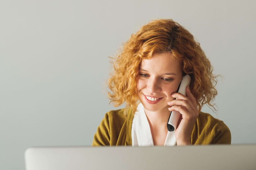 Femme d'affaires parlant au téléphone, au bureau