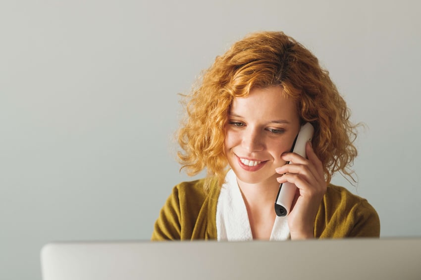  Femme d'affaires parlant au téléphone, au bureau