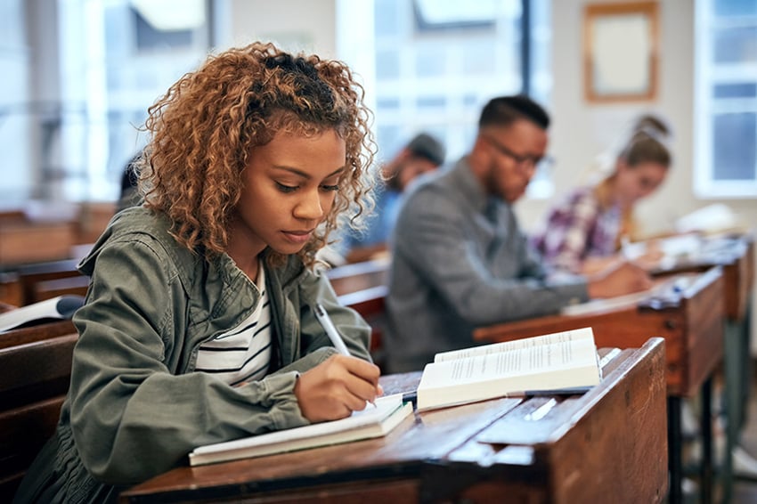 Étudiants universitaires assis en classe