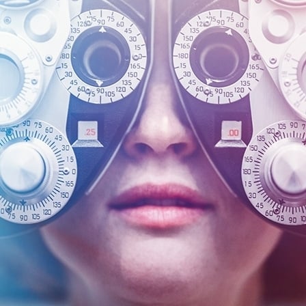 Les yeux d'une femme testés à l'aide d'un réfracteur. Pourrait également représenter un ophtalmologue.  